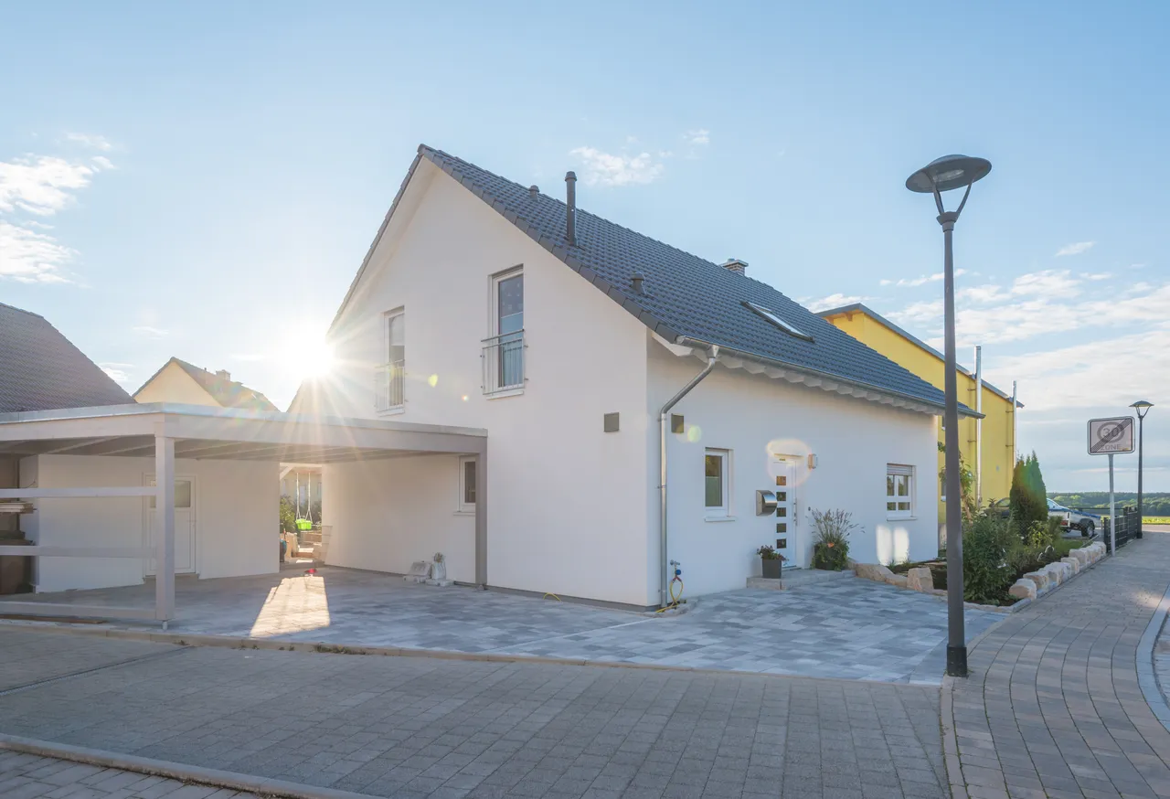 Neben dem Alter sind auch Ersatzteilverfügbarkeit, passende Dimensionierung und Energiebilanz entscheidend, wobei steuerlich nur fest mit der Liegenschaft verbundene Bestandteile berücksichtigt werden